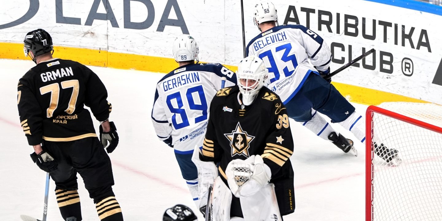 Андрей Белевич забросил в ворота Ивана Кульбакова, набрав 100-е очко в регулярках КХЛ