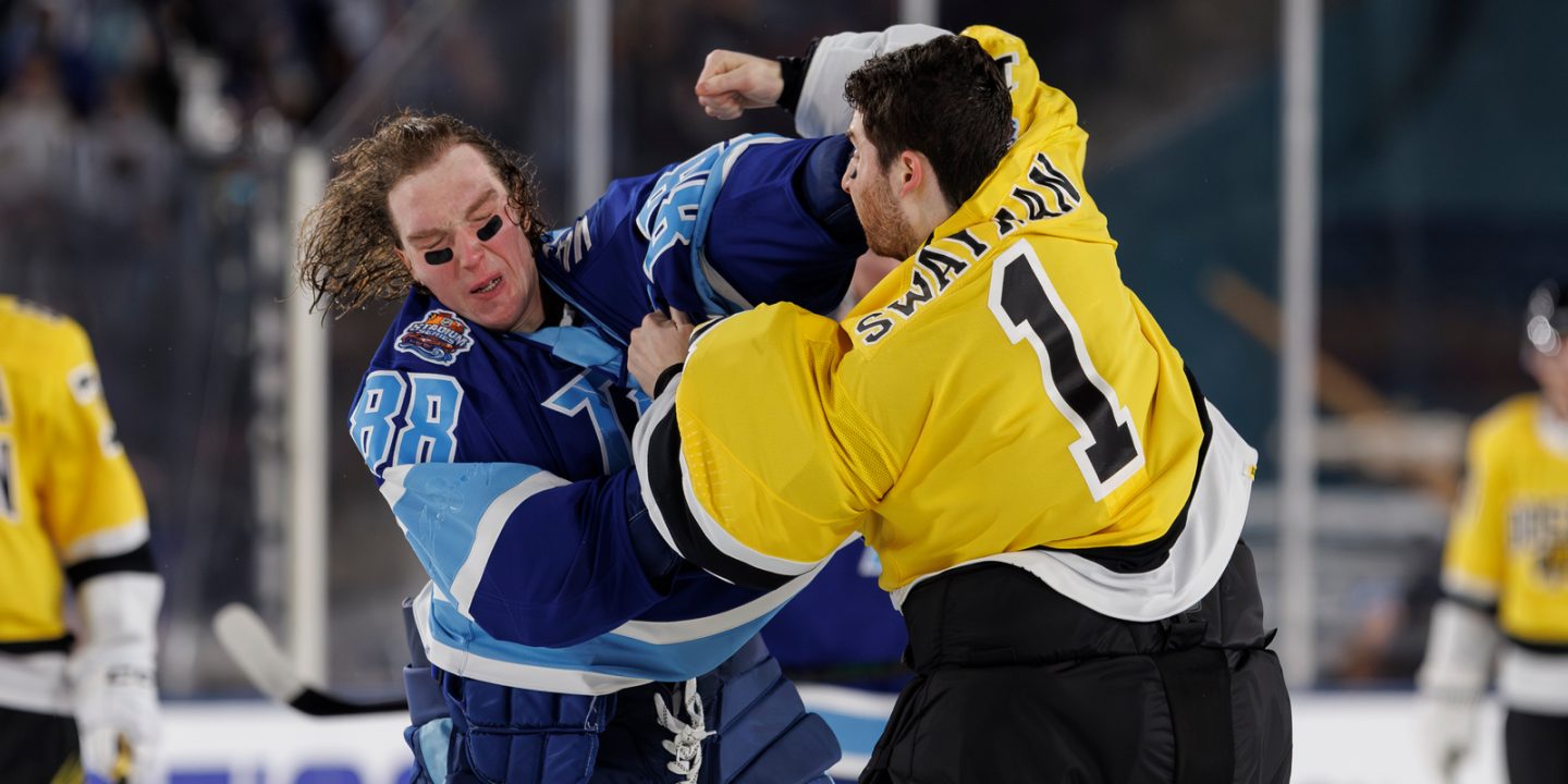 Вратари &laquo;Тампы&raquo; и &laquo;Бостона&raquo; подрались в матче НХЛ на открытом воздухе (видео)